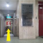 通路を奥に進みます 通路を奥に進みます